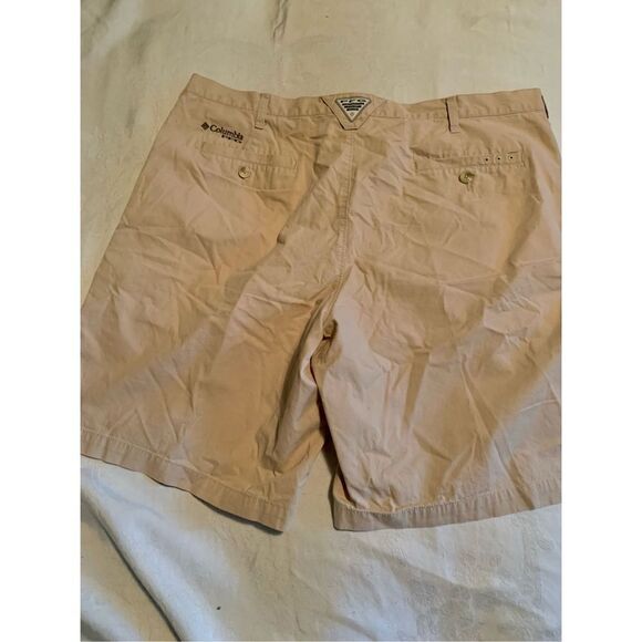 Columbia Khaki Shorts with Georgia Logo - Picture 4 of 8